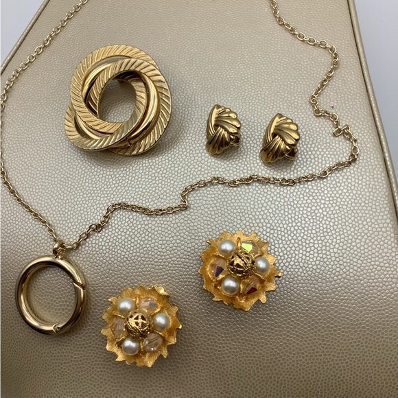 Vintage 90s Gold Tone Jewelry Lot / 4 Items - Picture 1 of 9